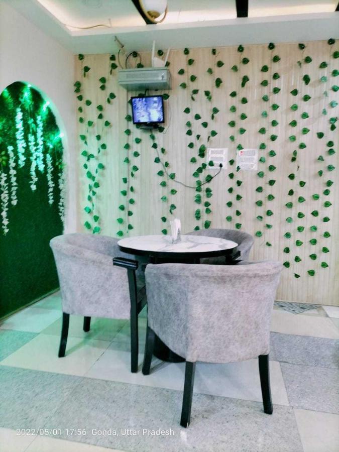Oyo Mosaic Hotel And Restaurant Gonda Exterior foto