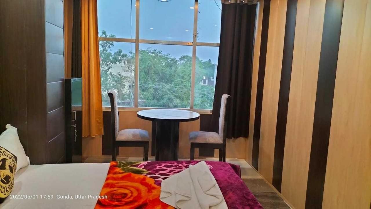 Oyo Mosaic Hotel And Restaurant Gonda Exterior foto